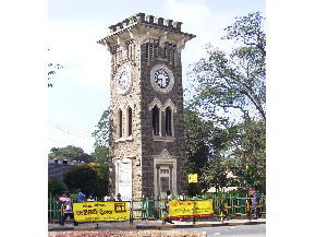 街の中心部にある時計塔